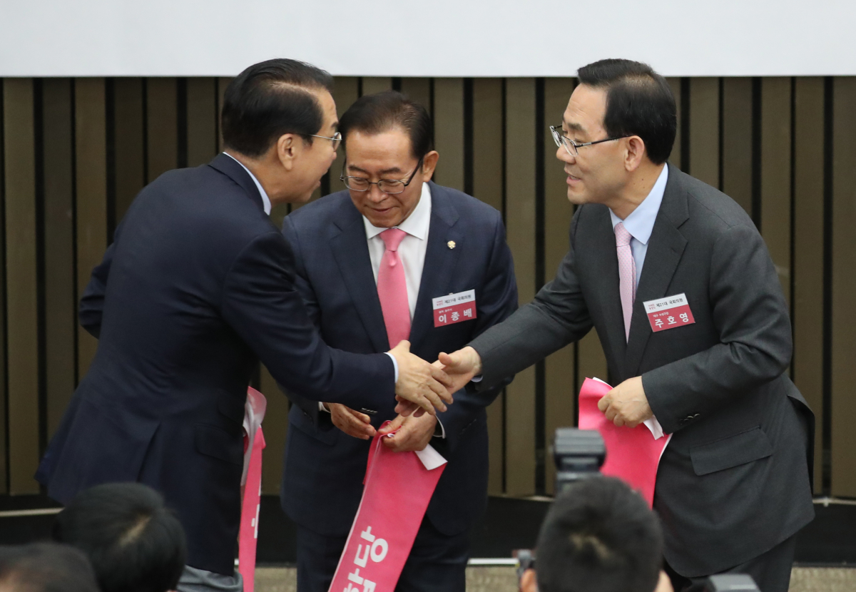 ▲ 제21대 국회 미래통합당 첫 원내대표에 선출된 주호영 의원과 정책위의장 이종배 의원이 8일 국회에서 열린 2020년 원내대표 및 정책위의장 선출을 위한 당선자총회에서 당선 인사하고 있다. (연합뉴스)