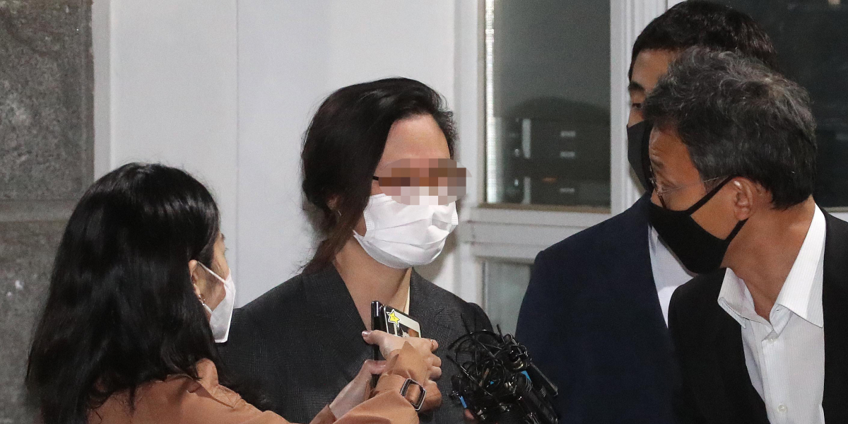 ▲자녀 입시비리와 사모펀드 의혹 등으로 구속기소 된 정경심 동양대 교수가 구속기간 만료로 석방돼 10일 새벽 경기 의왕 서울구치소를 나서고 있다. (연합뉴스)