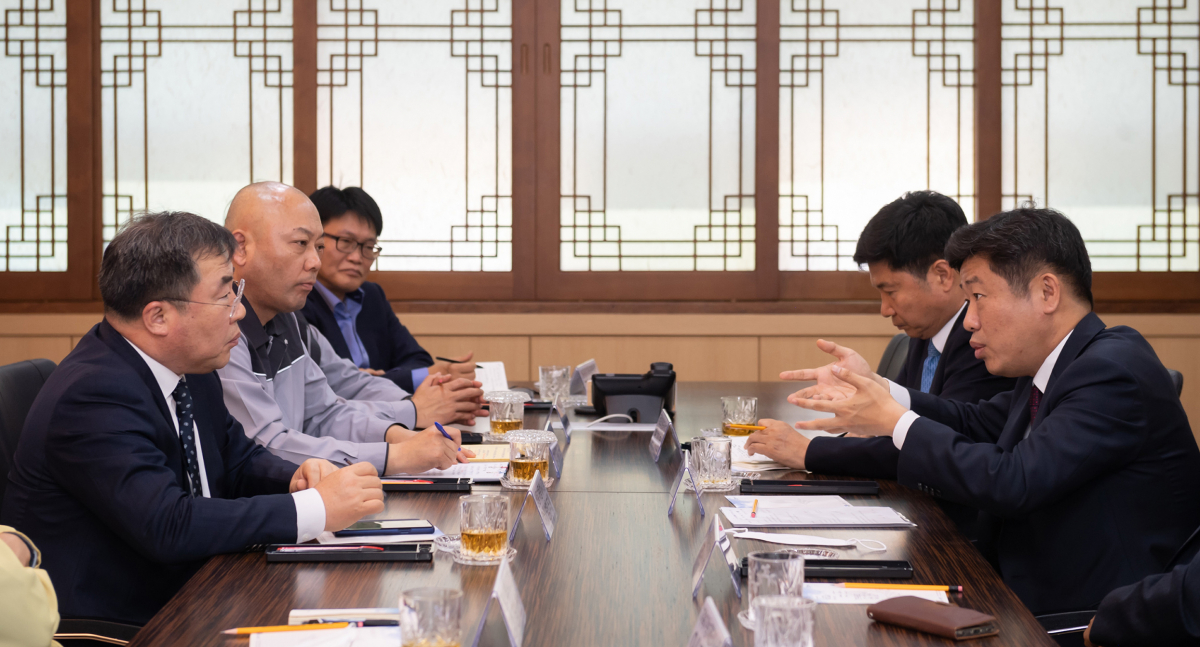 ▲8일 오전 평택시청에서 열린 쌍용차 노·사·민·정 특별협의체 간담회에서 유의동 국회의원(평택을, 사진 오른쪽)과 쌍용차 예병태 대표이사(사진 왼쪽)가 의견을 나누고 있다.  (사진제공=쌍용차)