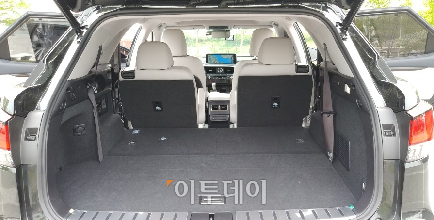 ▲3열 시트는 전동식으로 버튼 하나면 간단하게 접고 펼 수 있다. (유창욱 기자 woogi@)