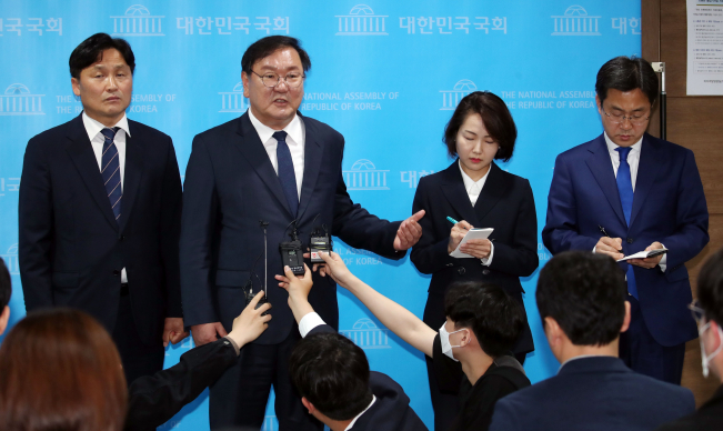 ▲더불어민주당 김태년 원내대표가 10일 오후 국회 소통관에서 원내 수석부대표 및 대변인 인선 결과 발표를 마치고 취재진 질문에 답하고 있다. 왼쪽부터 김영진 원내총괄수석부대표, 김태년 원내대표, 홍정민 대변인, 박성준 대변인.  (연합뉴스)