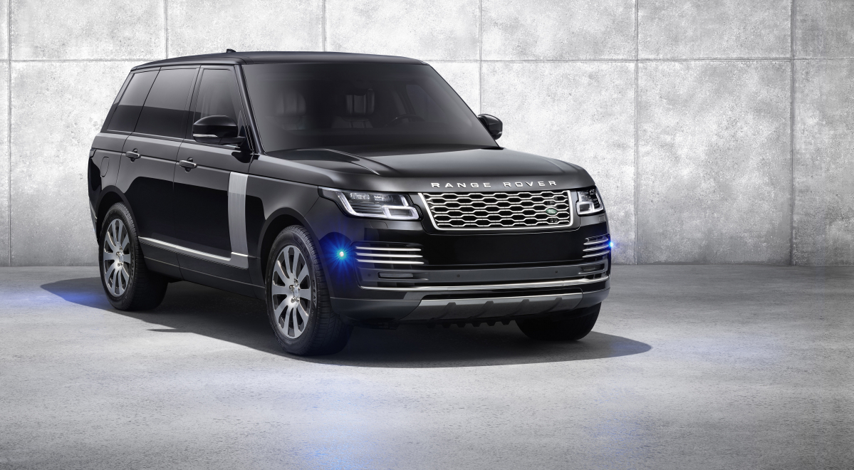 ▲레인지로버는 럭셔리 SUV의 정점에 자리한다. 세대를 반복할수록 차 사이즈를 넉넉하게 키웠다.  (출처=재규어랜드로버미디어)