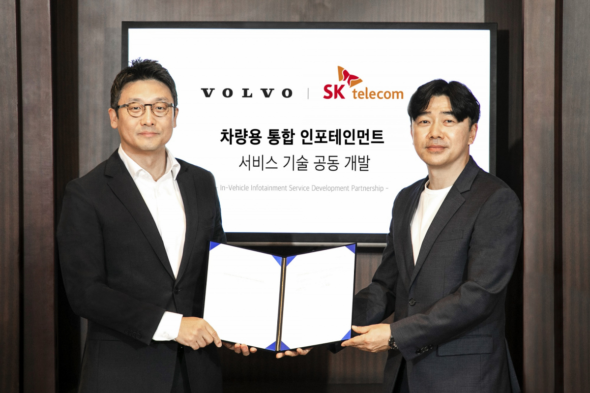 ▲이윤모 볼보코리아 대표이사(왼쪽)와 이종호 SK텔레콤 모빌리티 사업단장(오른쪽)이 11일 ICT 기술 기반의 한국형 인포테인먼트 시스템 개발을 위한 계약을 체결했다. (사진제공=볼보코리아)