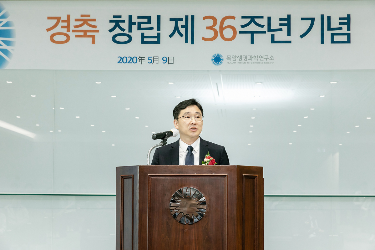 ▲정재욱 목암생명과학연구소장이 8일 경기도 용인 GC녹십자 R&D센터 WEGO강당에서 열린 창립 36주년 기념식에서 창립기념사를 하고 있다. (사진제공=GC녹십자)
