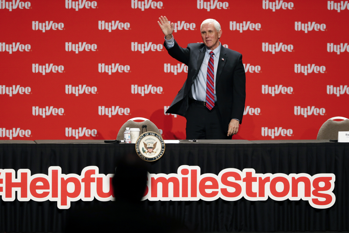 ▲마이크 펜스 미국 부통령이 8일(현지시간) 아이오와주 웨스트디모인에서 열린 농업·식품공급업체 대표들과의 회의에 참석해 참가자들에게 손을 흔들고 있다. 웨스트디모인/AP뉴시스