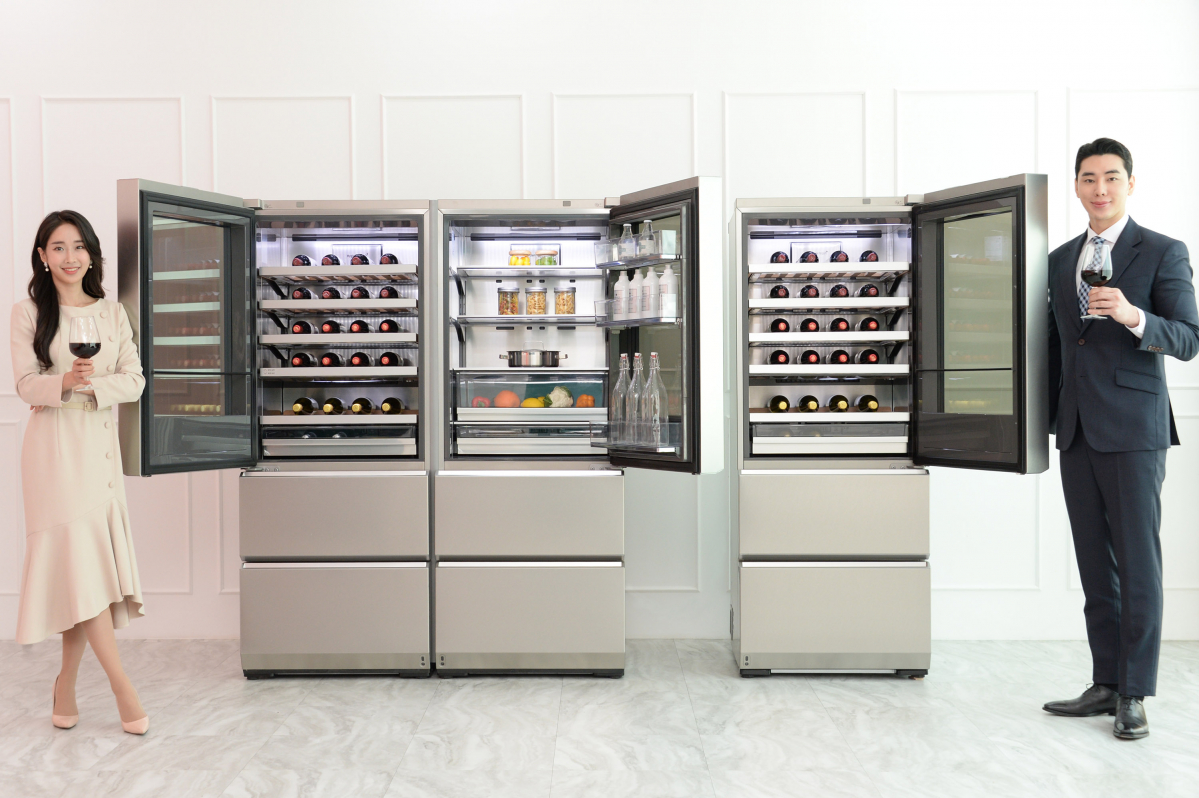 ▲LG전자가 기존에 선보인 제품과는 달리 오른쪽에서 왼쪽 방향으로 도어를 열 수 있는 超프리미엄 LG 시그니처(LG SIGNATURE) 와인셀러 신제품(사진 왼쪽)을 출시했다. 고객은 LG 시그니처 와인셀러 신제품의 오른쪽에 LG 시그니처 상냉장·하냉동 냉장고를 놓고 사용하거나 도어를 여는 방향이 다른 LG 시그니처 와인셀러 두 대를 나란히 붙여서 사용할 수 있다. (사진제공=LG전자)