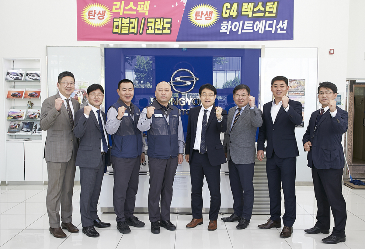 ▲정일권 쌍용차 노조위원장(사진 왼쪽에서 네 번째)이 지난 6일 쌍용차 광교대리점을 방문, 중부지역 영업본부 관계자들과 간담회를 가진 뒤 조속한 경영정상화를 다짐하는 구호를 외치고 있다.  (사진제공=쌍용차)