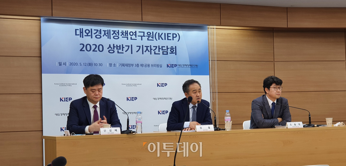 ▲정철 대외경제정책연구원(KIEP) 원장직무대행이 12일 정부세종청사 브리핑룸에서 2020년 세계경제 전망(업데이트)을 발표하고 있다. (세종=김지영 기자)