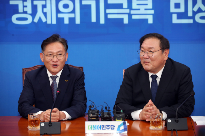 ▲정의당 배진교 신임 원내대표(왼쪽)가 12일 국회에서 더불어민주당 김태년 원내대표를 예방, 인사말을 하고 있다. (연합뉴스)