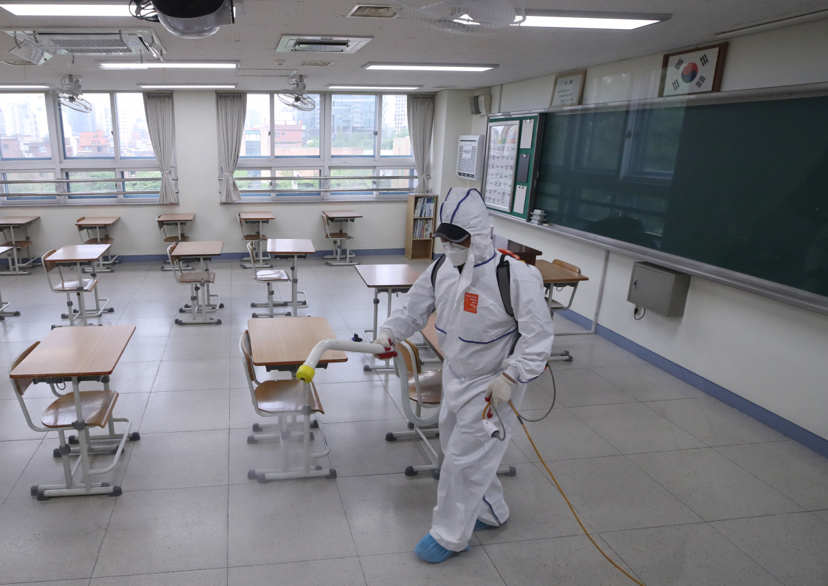 ▲고3 등교 또 연기, 교실 소독은 계속   (연합뉴스)