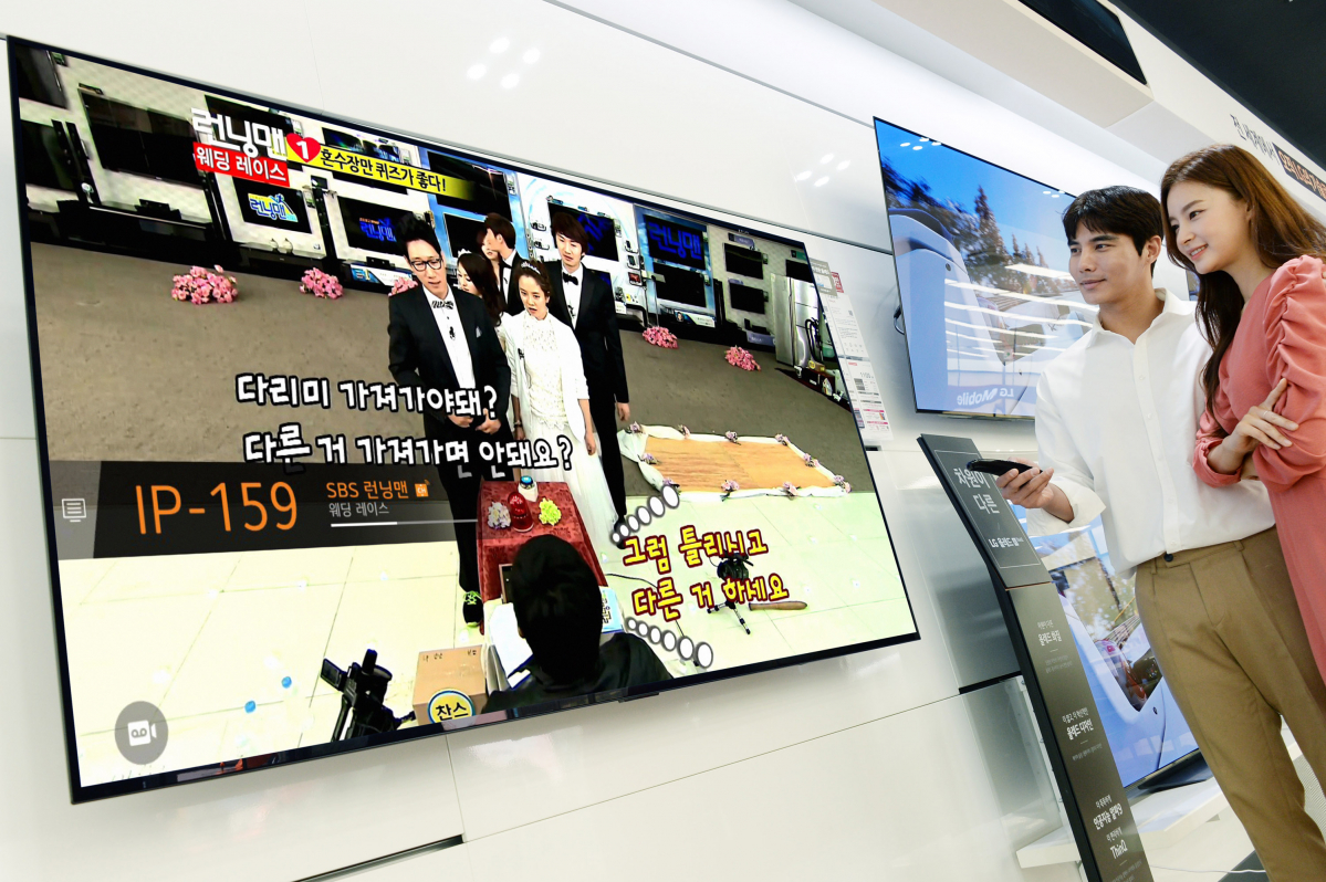 ▲LG전자가 인터넷이 연결된 LG TV에서 고객이 다양한 콘텐츠를 무료로 시청할 수 있는 LG 채널 서비스를 대폭 확대한다. LG 채널이 국내에서 지원하는 채널 수는 총 112개이고 북미, 유럽, 중남미 등 해외 주요 시장에서도 서비스를 제공하고 있다. 모델들이 LG 채널을 소개하고 있다. (사진제공=LG전자)