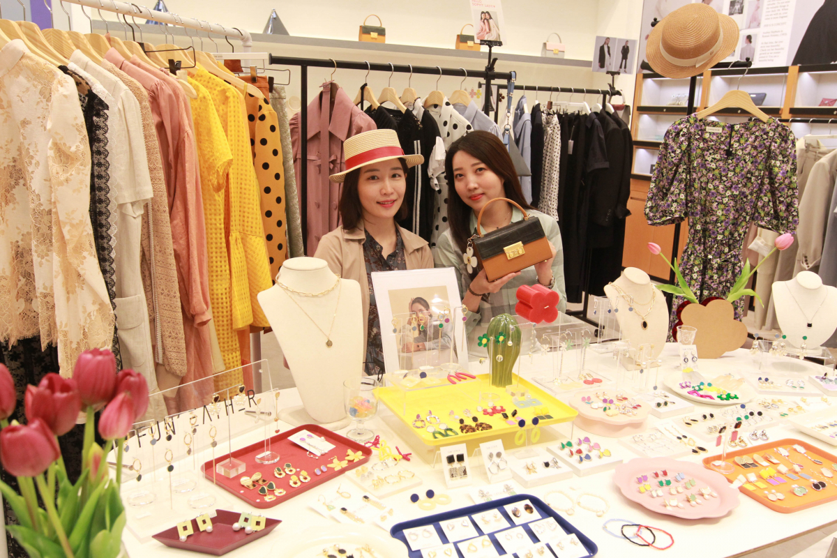 ▲12일 오후 롯데월드몰 직원들이 가치공간 매장에서 패션 아이템을 살펴보고 있다. (사진제공=롯데월드몰)