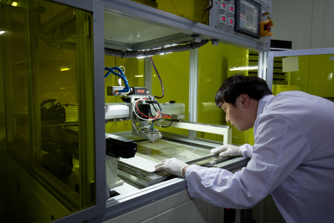 ▲스마트 윈도우 필름 시제품을 제작하고 있는 생기원 전북본부 소속 연구원 (한국생산기술연구원 제공)