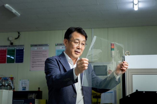 ▲개발한 스마트 윈도우 필름 시제품을 점검하고 있는 김대업 박사 (한국생산기술연구원 제공)