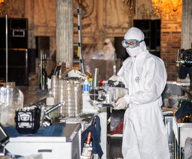 ▲12일 용산구 보건소 방역요원들이 이태원 클럽 메이드 소독작업을 진행했다. (사진 = 용산구)