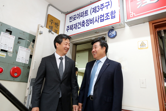 ▲김형(오른쪽) 대우건설 사장과 백정완 주택건축사업본부장이 13일 서울 서초구 반포동 반포주공1단지 3주구의 조합사무실을 방문했다. (사진 제공=대우건설)