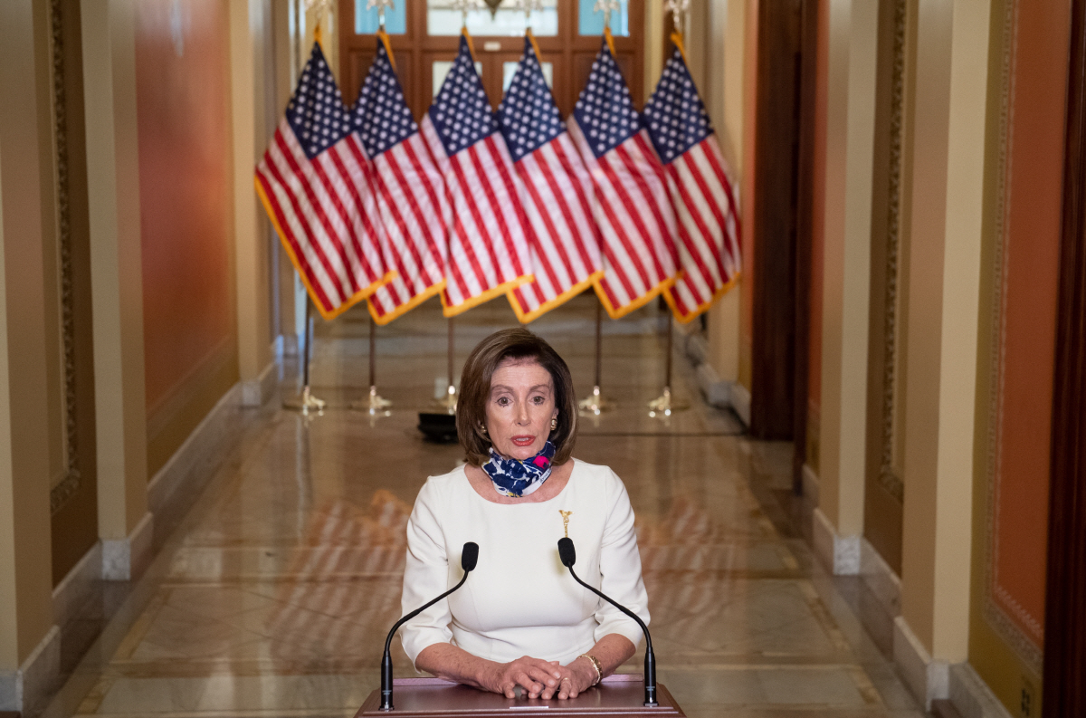 ▲낸시 펠로시 미국 하원의장이 12일(현지시간) 의회의사당에서 민주당이 마련한 3조 달러 규모의 새로운 코로나 대응 경제대책 법안과 관련한 성명을 발표하고 있다. 워싱턴D.C./EPA연합뉴스