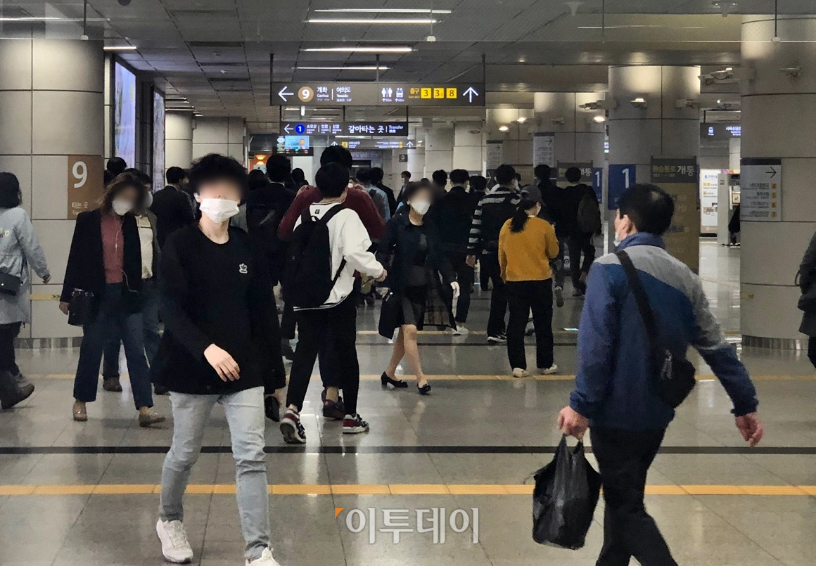 ▲코로나19 확산의 여파로 지하철을 이용하는 시민들의 대다수가 마스크를 착용한 채 이동하고 있다. (홍인석 기자 mystic@)