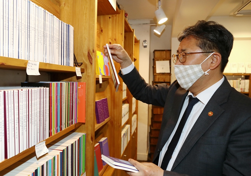 ▲박양우 문화체육관광부 장관이 13일 오후 시집 전문 독립서점인 서울 종로구 위트앤시니컬을 방문해 책을 고르고 있다. (연합뉴스)