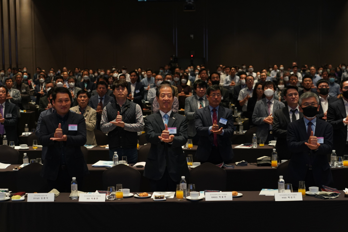 ▲13일 메인비즈협회 주최로 열린 '제95회 굿모닝CEO학습'에서 강연 전 참석자들이 코로나19 의료진을 위한 '덕분에 챌린지'를 하고 있다. (사진제공=메인비즈협회)