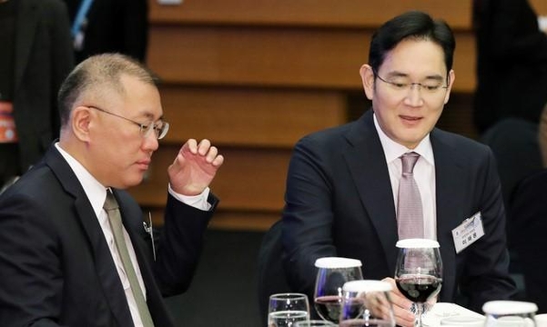 ▲지난 1월 대한상의에 열린 신년 합동 인사회에 참석한 이재용(오른쪽) 삼성전자 부회장과 정의선 현대차그룹 수석부회장. (뉴시스)