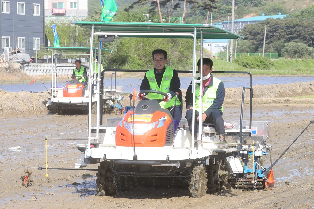 ▲이성희 농협중앙회 회장이 13일 경기 화성시 팔탄면에서 '벼 직파재배 파종' 시연을 하고 있다.  (사진제공=농협중앙회)