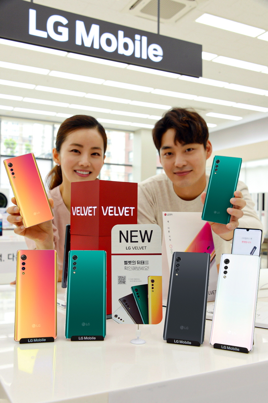 ▲LG전자 모델이서울시 영등포구에 위치한 LG베스트샵 서울양평점에서 LG 벨벳의 매력적인 디자인을 소개하고 있다. (사진제공=LG전자)