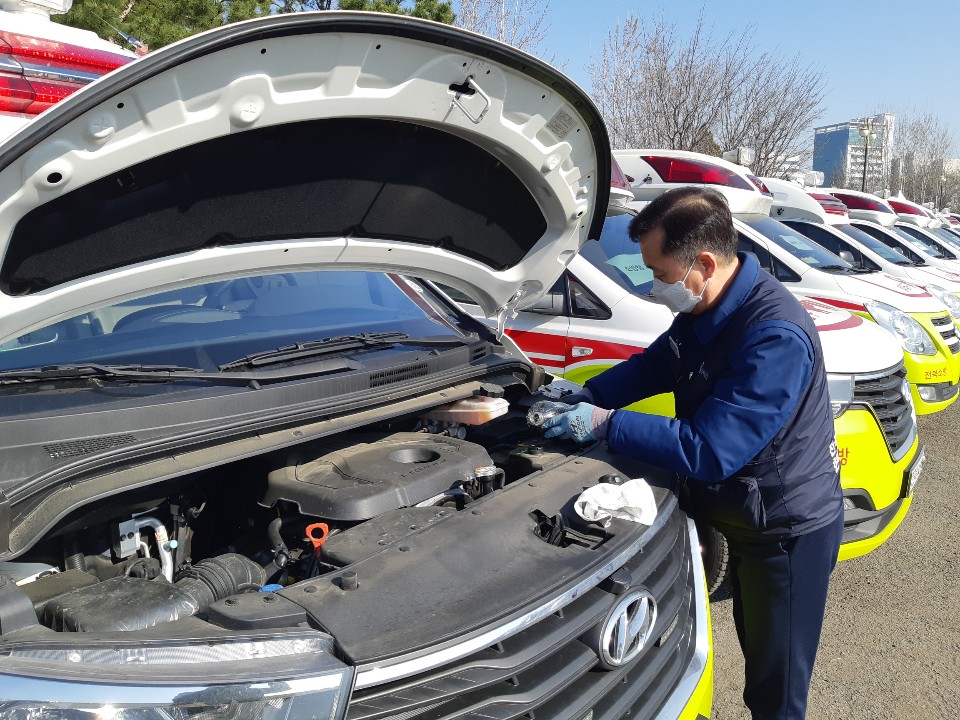 ▲대구광역시 신청사 부지(대구시 달서구 소재)에서 현대차가 소방청 구급차에 대해 정밀점검과 소모품 교환 등을 무상으로 진행하고 있다.  (사진제공=현대차)