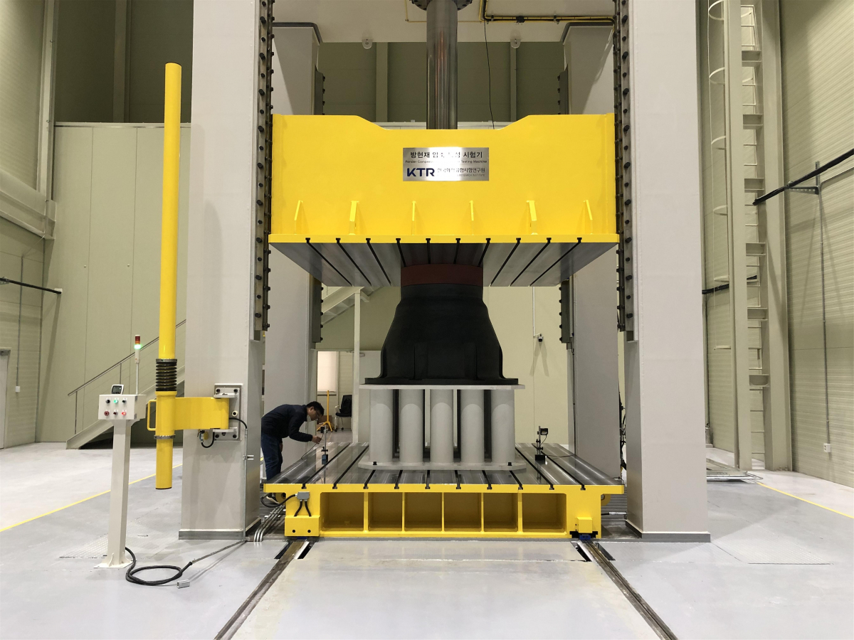 ▲KTR 방현재 성능평가 장비 및 시험장면 (사진제공=한국화학융합시험연구원)