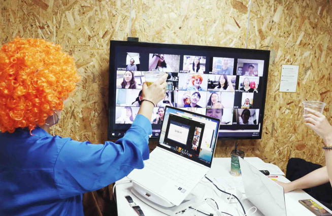 ▲아이돌봄 서비스 째깍악어 직원들이 스승의 날을 맞아 온라인 치맥을 곁들인 '악어데이 이벤트'를 열고 있다. (째깍악어 제공)