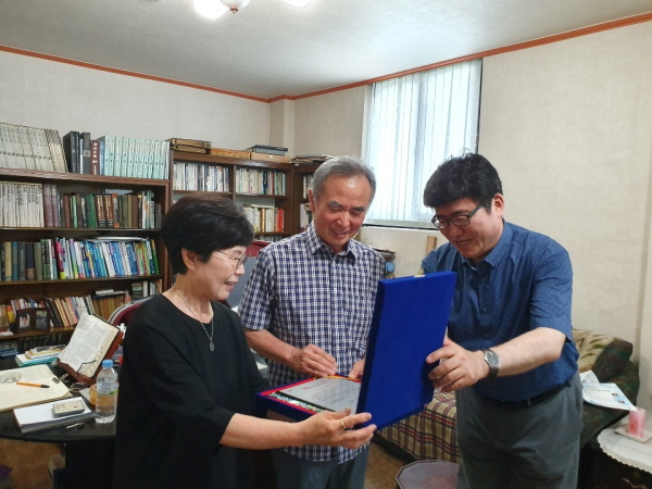 ▲사진=육효창 부총장(오른쪽)이 2019년 6월 충북 청주 남윤철 교사 유가족(남수현 교수와 홍경옥 여사)을 방문해 감사패를 전달하는 모습 <사진제공=디지털서울문화예술대>