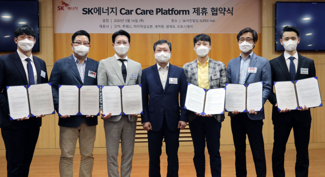 ▲SK에너지가 차량관리 서비스 플랫폼을 개발하기로하고 14일 서울 종로구 SK서린빌딩에서 자동차 관리에 필요한 세차, 발렛파킹 등 전문 서비스 업체 6곳과 제휴를 맺었다. 마지막삼십분 이정선 대표(왼쪽부터), 루페스 강신규 대표, 갓차 이원준 대표, SK에너지 표수형 Platform사업개발 TF장, 오토스테이 장경수 대표, 셀세모 이형준 대표, 세차왕 박정률 대표가 기념촬영을 하고 있다. (사진제공=SK에너지)