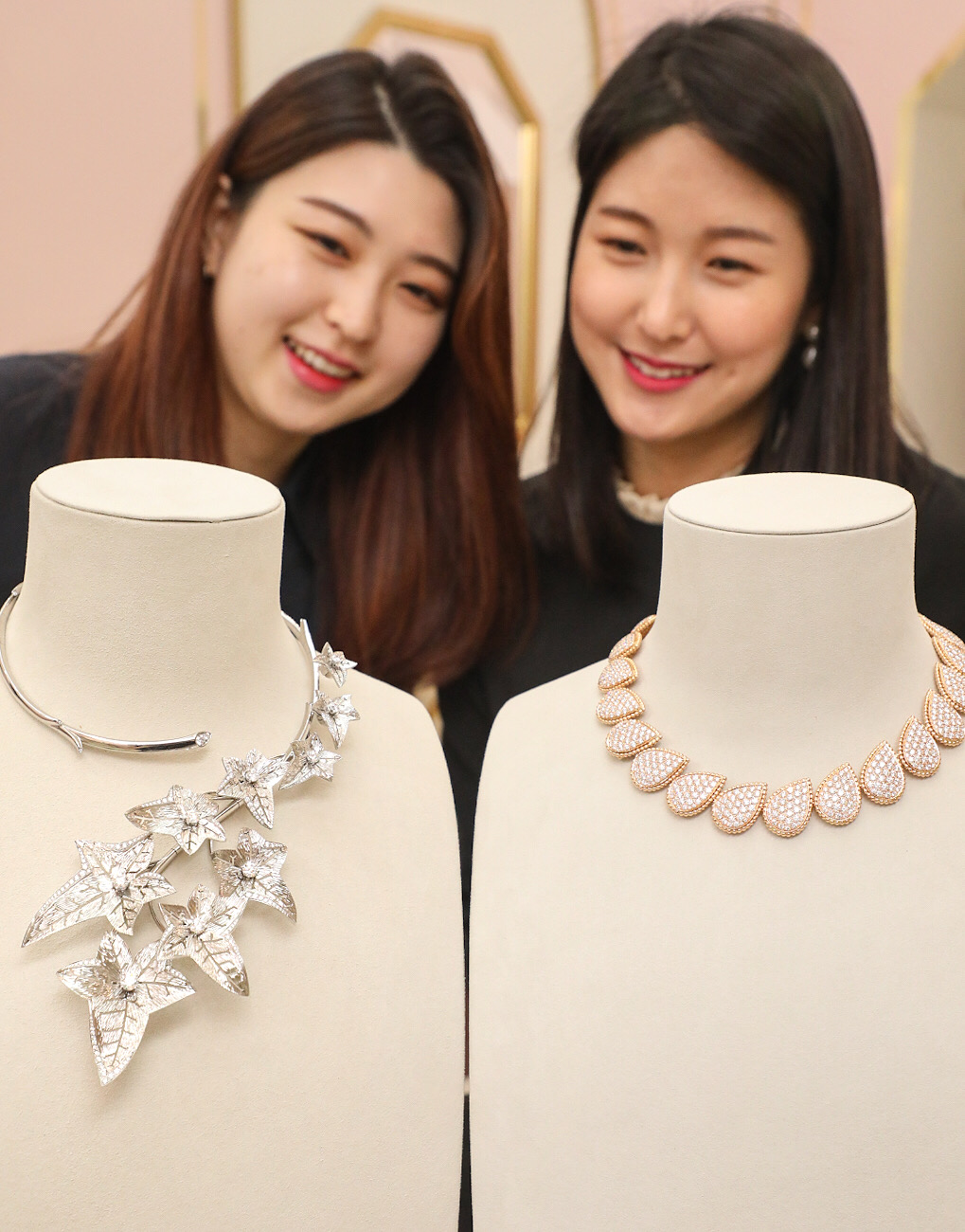 ▲14일 현대백화점 판교점 1층 열린광장에서 고객들이 '부쉐론' 팝업 부티크에 전시된 '리에르 드 파리 퀘스천마크 네크리스(왼쪽)와 쎄뻥 보헴 다이아몬드 네크리스'를 보고 있다. (사진제공=현대백화점)