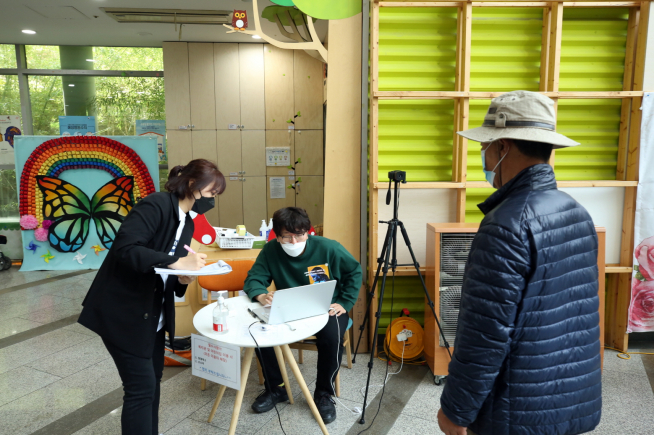 ▲구로구는 화원종합사회복지관에 열화상 카메라를 설치했다. (사진 = 구로구)