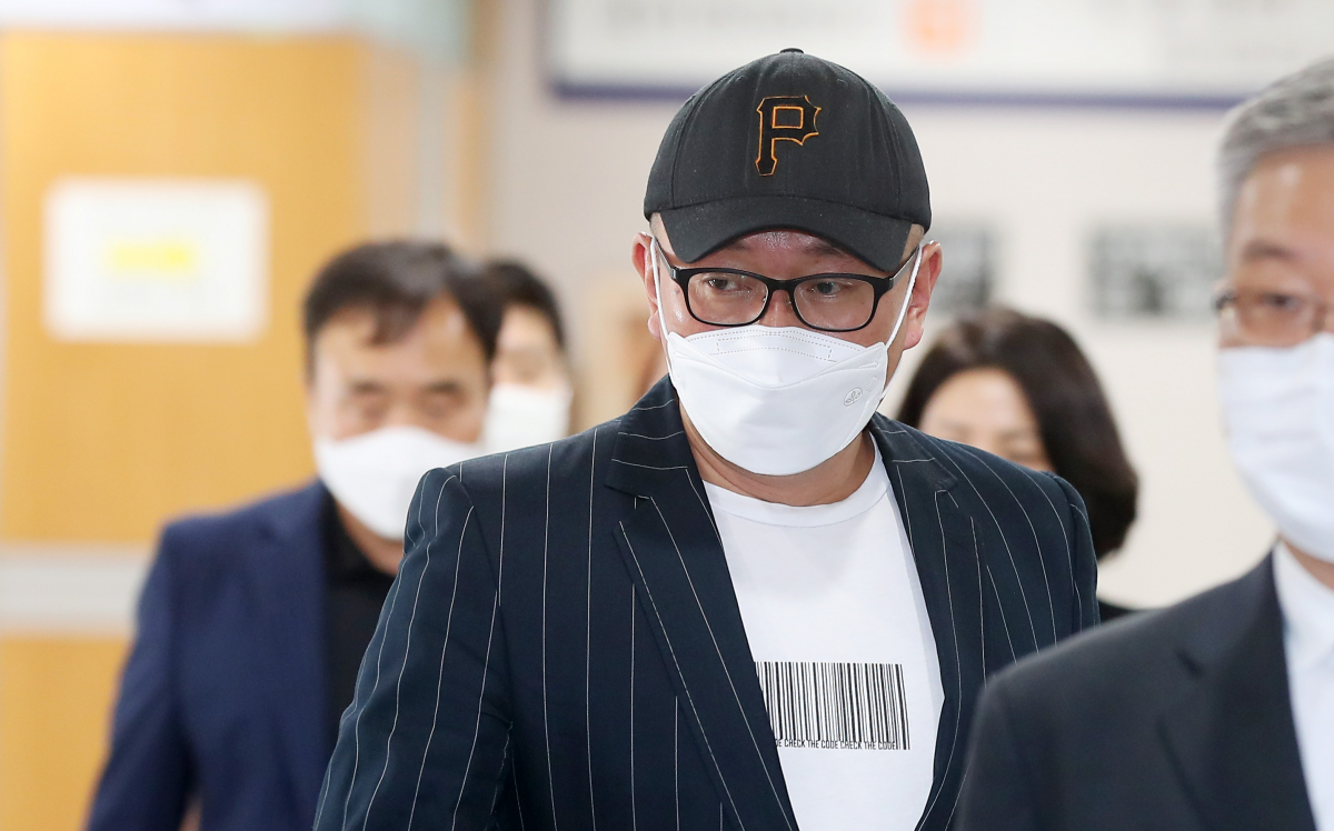 ▲박근혜 정부 시절 '문화계 황태자'로 불리며 각종 이권에 개입한 혐의로 재판에 넘겨진 차은택 전 창조경제추진단장이 14일 서울 서초구 서울고등법원에서 열린 파기환송심 선고 공판에 출석하고 있다. (뉴시스)