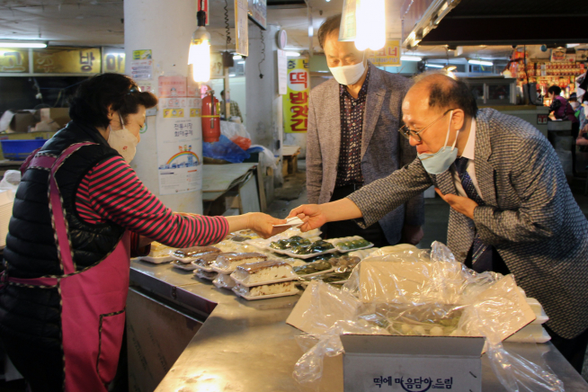 ▲시청자미디어재단 신태섭 이사장과 대신전통시장 최영재 상인회장이 14일 대신시장 사무실에서 1사-1시장 자매결연을 맺었다. 신태섭 이사장이 지역경제 활성화 캠페인으로 대신시장에서 온누리상품권으로 물품을 구매했다. (시청자미디어재단)