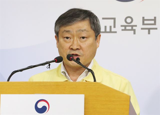 ▲백범 교육부 차관이 14일 정부세종청사 교육부 브리핑실에서 ‘’신학기 개학준비 추진단 회의결과와 등교수업 관련 주요현황‘’ 브리핑을 하고 있다. (연합뉴스)