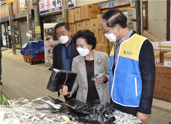 ▲박형구 한국중부발전 사장(오른쪽)이 14일 보령전통시장에서 '착한 소비를 위한 시장 장보기 캠페인'을 벌이고 있다. (사진제공=한국중부발전)