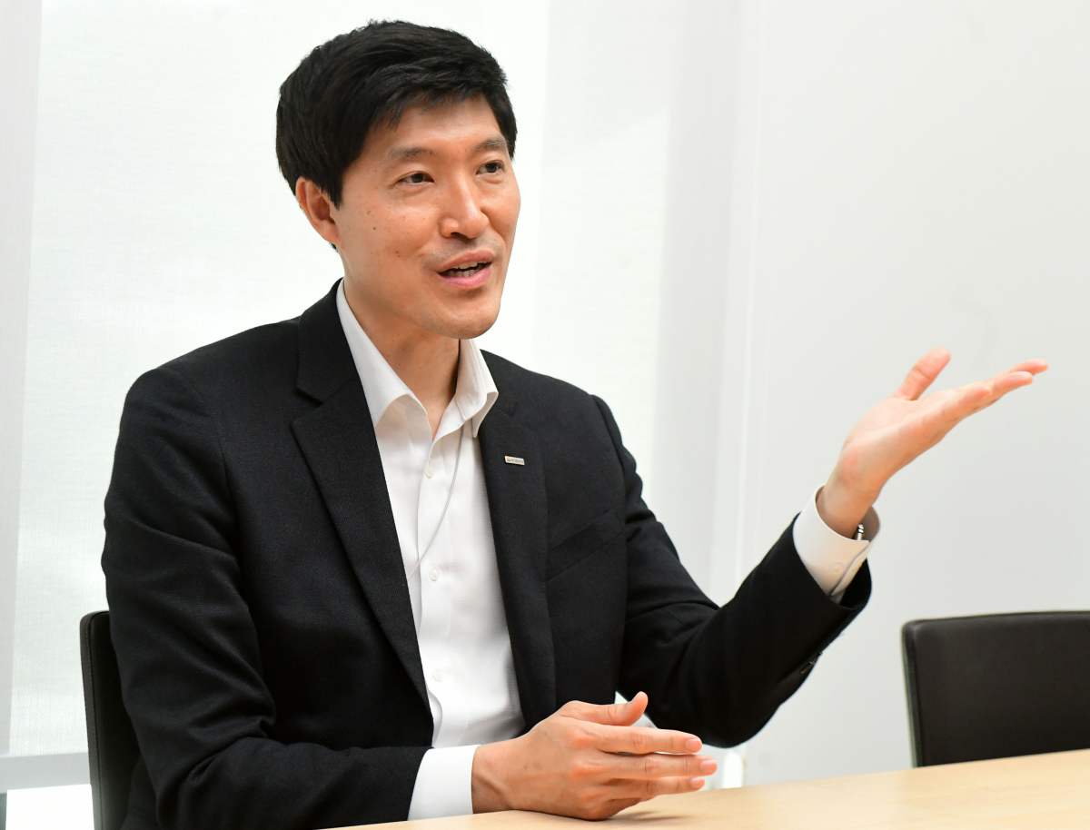 ▲원한경 플랜에이치벤처스 대표는 7일 서울 서초구 호반건설 사옥에서 가진 이투데이와의 인터뷰에서 “플랜에이치 출범에 김대헌 호반건설 기획 담당 임원(부사장)의 역할이 컸다”면서 “지금도 김 부사장이 매주 임원회의를 챙기며 투자기업과의 오픈 이노베이션을 함께 고민하고 있다”고 말했다. 고이란 기자 photoeran@