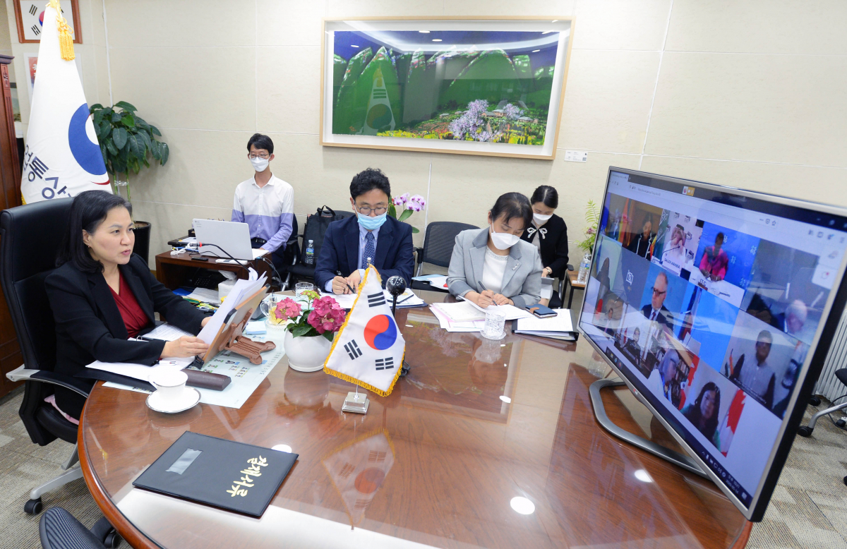 ▲유명희 산업통상자원부 통상교섭본부장이 올해 5월 14일 정부세종청사 집무실에서 G20 회원국 및 초청국 통상장관, 국제기구 대표가 참석한 가운데 열린 '제2차 G20 통상장관 화상회의'를 하고 있는 모습. (사진제공=산업통상자원부)