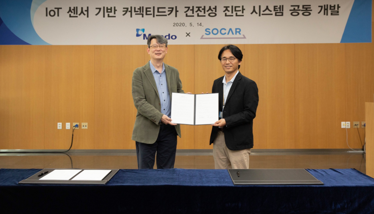 ▲만도 F3랩 실장 박규식 상무(오른쪽)와 쏘카 원종필 기술총괄책임자(왼쪽)가 14일 판교 만도 글로벌 R&D 센터에서 'IoT 센서 기반 커넥티드카 건전성 진단 시스템 공동 개발 MOU' 체결 후 기념 촬영을 하고 있다.  (사진제공=만도)