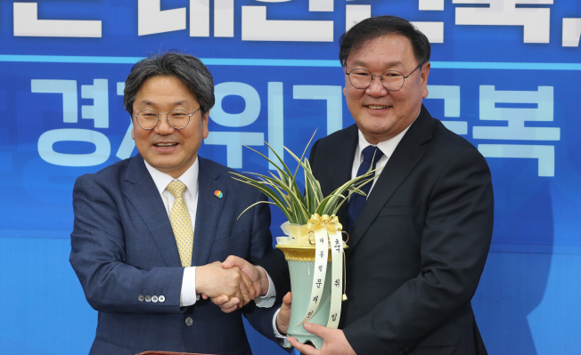 ▲더불어민주당 김태년 원내대표가 15일 오전 서울 여의도 국회 원내대표실을 예방한 강기정 청와대 정무수석으로부터 문재인 대통령의 축하 난을 전달받고 있다. (연합뉴스)