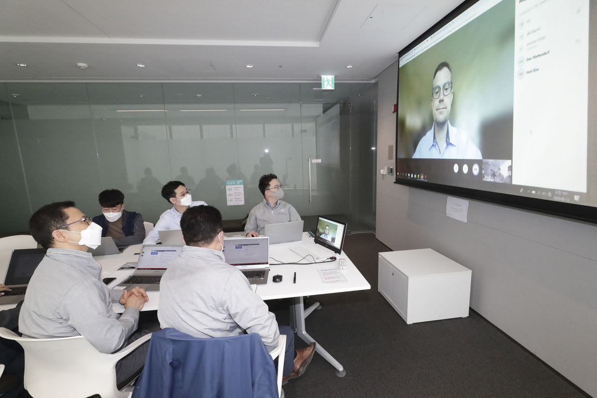 ▲KT가 빌&멜린다 게이츠 재단의 투자를 받아 3년간 120억 원 규모의 ‘감염병 대비를 위한 차세대 방역 연구’를 진행한다. (사진제공=KT)