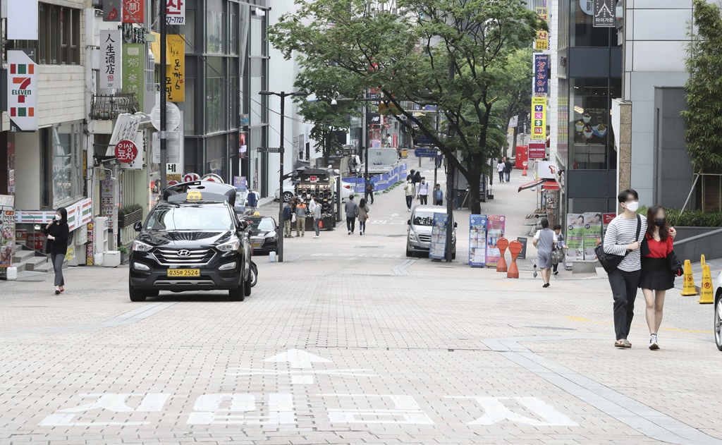 ▲ 이태원 클럽발 신종 코로나바이러스 감염증(코로나19) 2차, 3차, 4차 감염자 확산 우려가 이어지고 있는 17일 서울 중구 명동이 한산한 모습을 보이고 있다. (뉴시스)