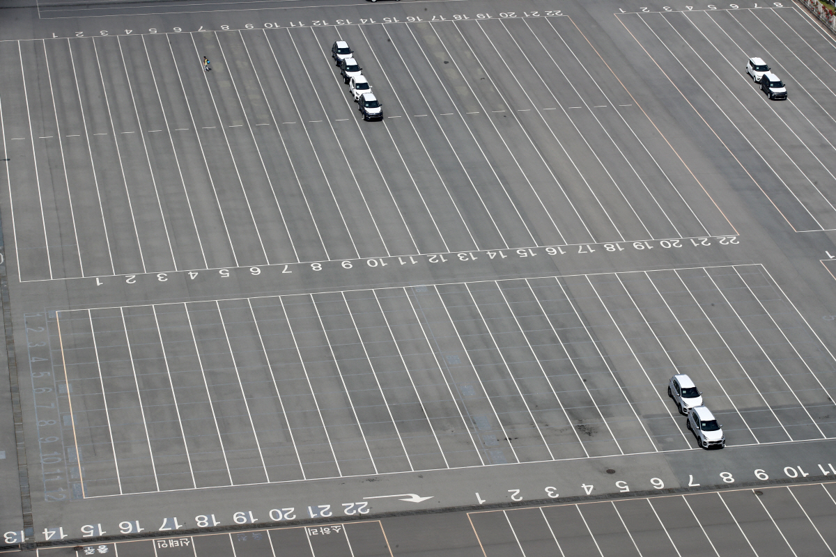 ▲신종 코로나바이러스 감염증(코로나19) 여파로 수출이 막히면서 이달 11일 광주 서구 기아자동차 광주2공장의 완성차 주차장이 한산한 모습을 보이고 있다. 기아차 광주2공장은 지난달 27일부터 이달 8일까지 휴업한 데 이어 25일부터 1주일간 또다시 셧다운에 들어간다.
(연합뉴스)