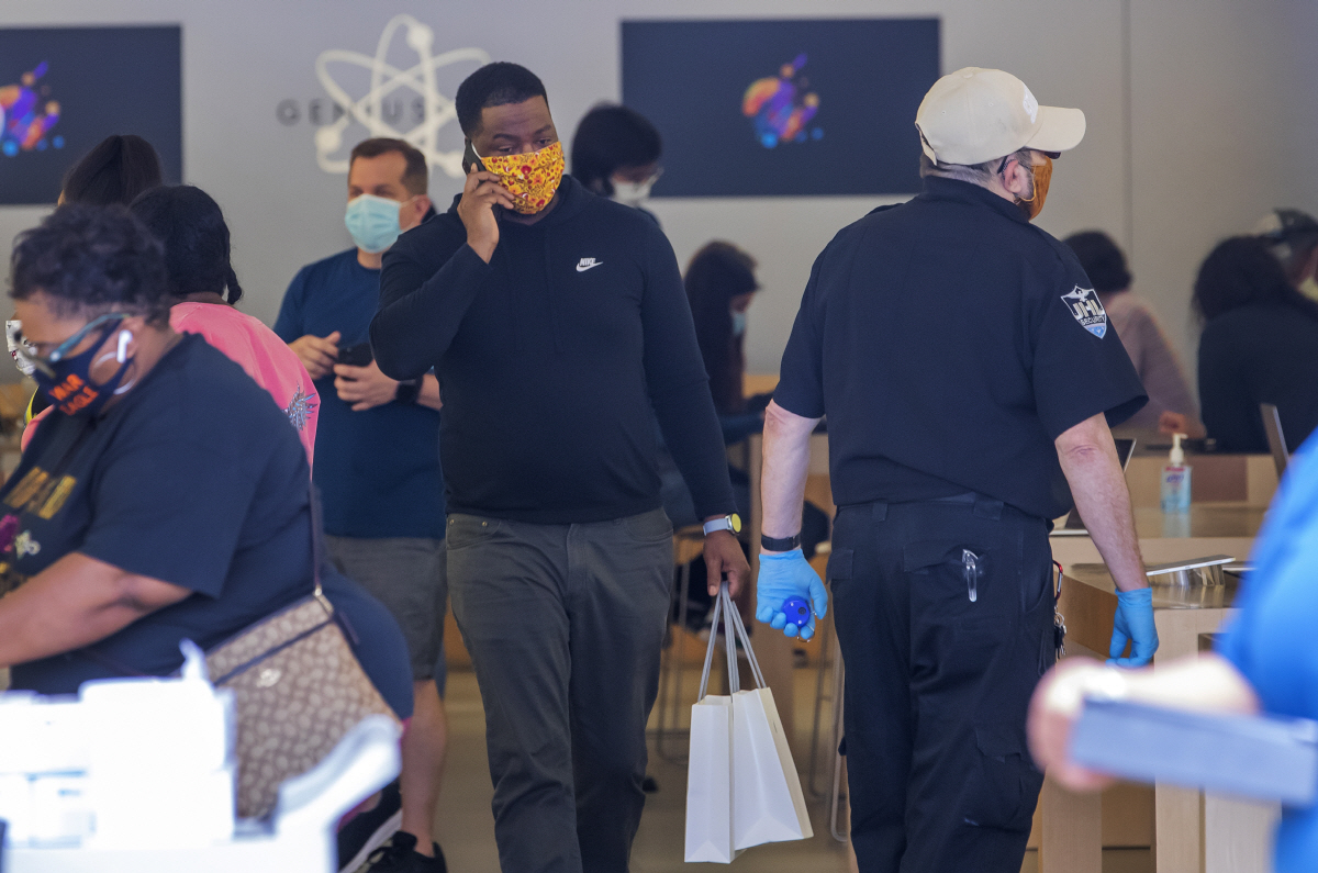 ▲미국 앨러배마주 버밍햄의 서밋쇼핑센터 내 애플스토어가 13일(현지시간) 재개장한 가운데 고객들이 마스크를 착용하고 매장을 둘러보고 있다. 버밍햄/EPA연합뉴스