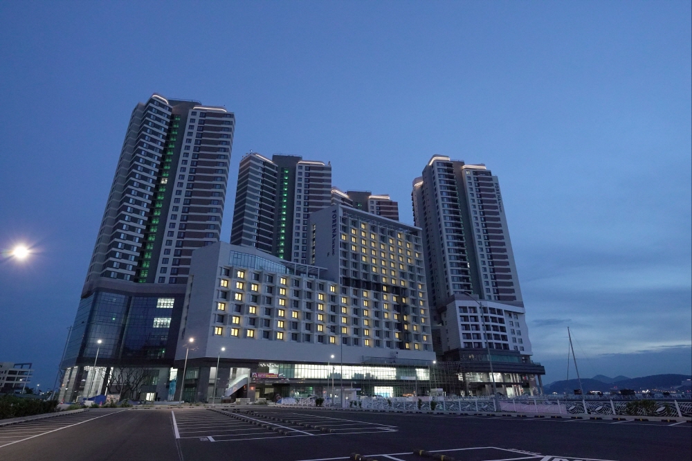 ▲한화건설은 지난 15일 ‘포레나 여수웅천 디 아일랜드’ 신축공사 현장에서 신종 코로나바이러스 감염증(코로나19) 극복을 위한 점등 캠페인에 동참했다.  (사진 제공=한화건설)