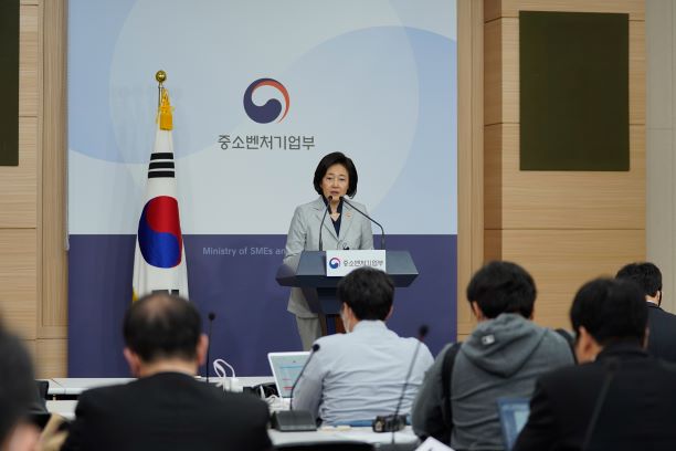 ▲박영선 중기부 장관이 18일 서울 종로구 정부서울청사 별관에서 브리핑을 하고 있다. (사진제공=중기부)