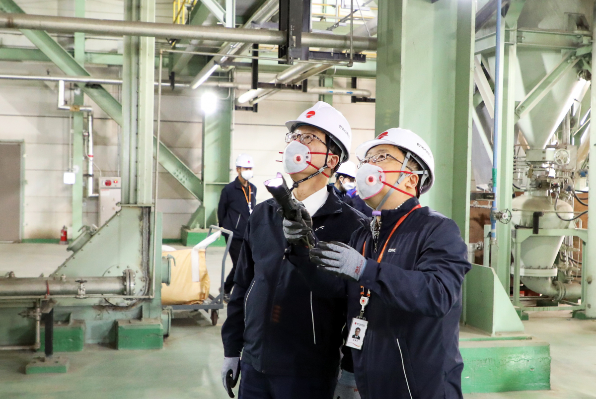 ▲황창화 한국지역난방공사 사장(왼쪽)이 지난달 말 광주전남지사 열병합발전소 현장을 찾아 안전 점검을 하는 모습. (사진제공=한국지역난방공사)