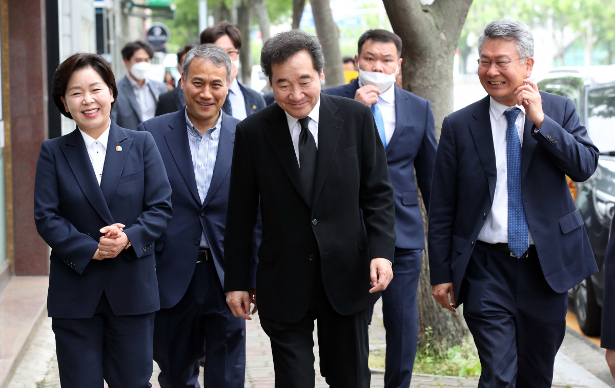 ▲더불어민주당 이낙연 코로나19국난극복위원장이 18일 광주 상무지구의 한 음식점에서 21대 총선 호남 지역 당선인들과 오찬을 위해 이동하고 있다. (연합뉴스)